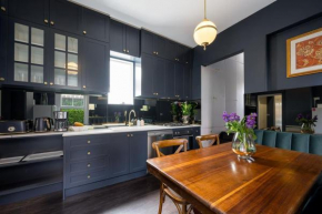 Luxe Stylish Two Level Apartment I Rooftop Terrace